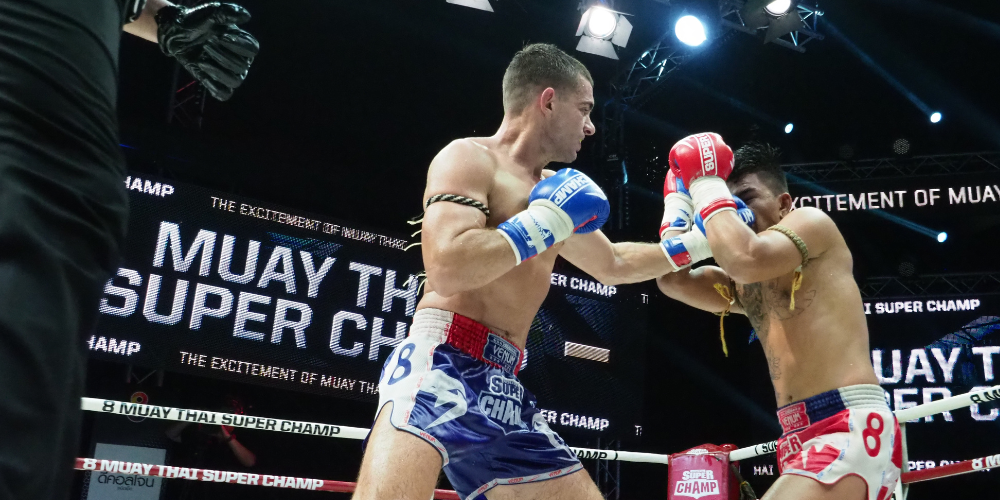 Due combattenti di Muay Thai che si affrontano sul ring